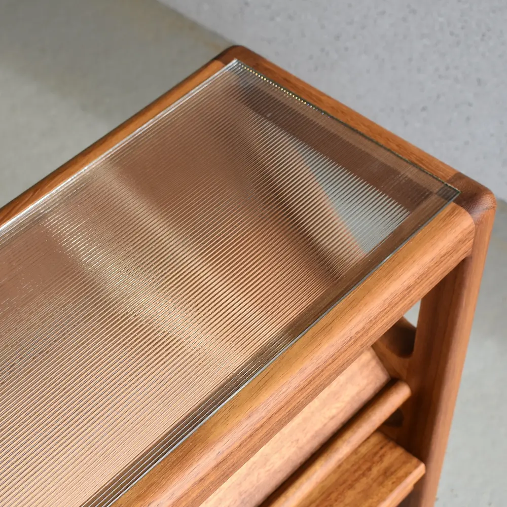 Maatwerk iroko dressoir met ribbelglas | Kast voor boeken, tijdschriften en designaccenten